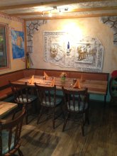 Griechisches Restaurant "Hellas Makedonia" Zu sehen ist ein Esstisch im griechischen Restaurant "Hellas Makedonia".