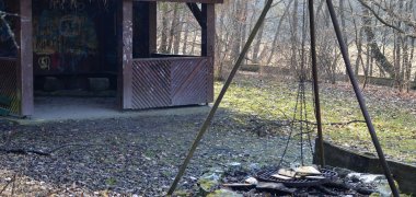 Zu sehen ist der Grillplatz in Pfaffenwiesbach mit seiner Hütte und der Grillstelle im Vordergrund