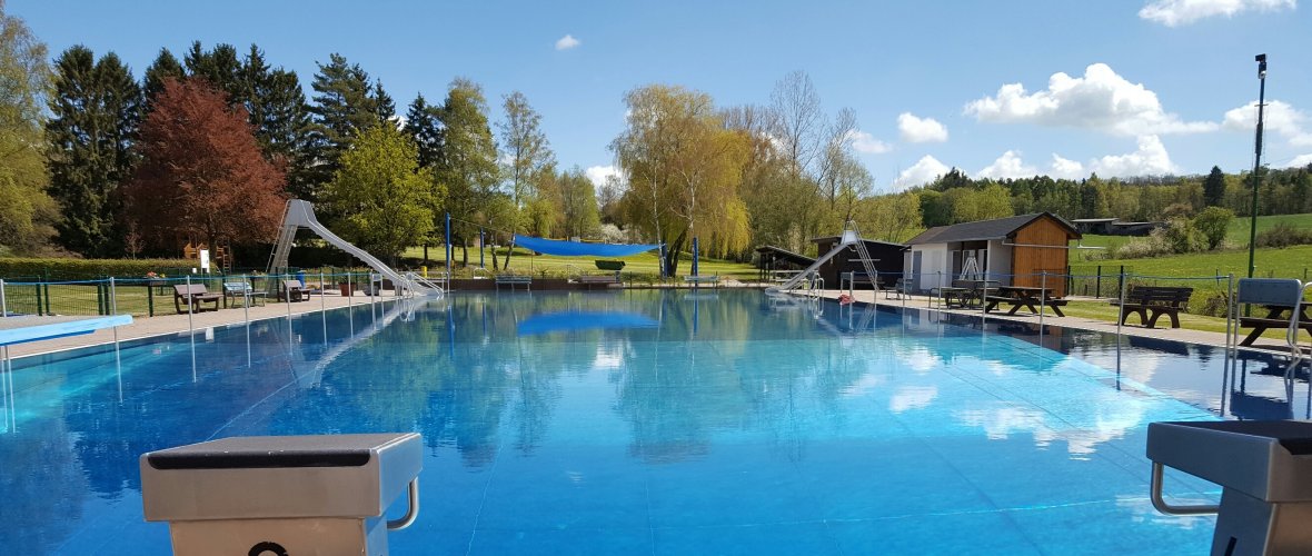 Auf dem Bild sehen Sie das Freibad in Wehrheim.