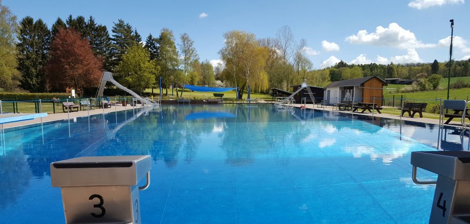 Auf dem Bild sehen Sie das Freibad in Wehrheim.