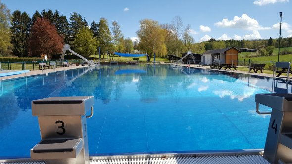 Ludwig-Bender-Bad Wehrheim Das Schwimmbecken des Wehrheimer Freibades