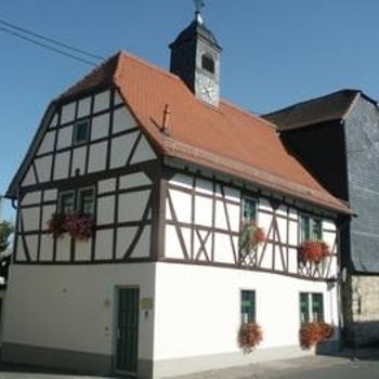 Zu sehen ist die Alte Kirche in Obernhain