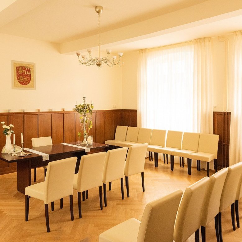 Zu sehen ist das Trauungszimmer des Alten Rathauses