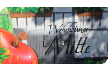 Ein Strohmkasten auf den das Logo der Gemeinde Wehrheim gesprüht wurde.