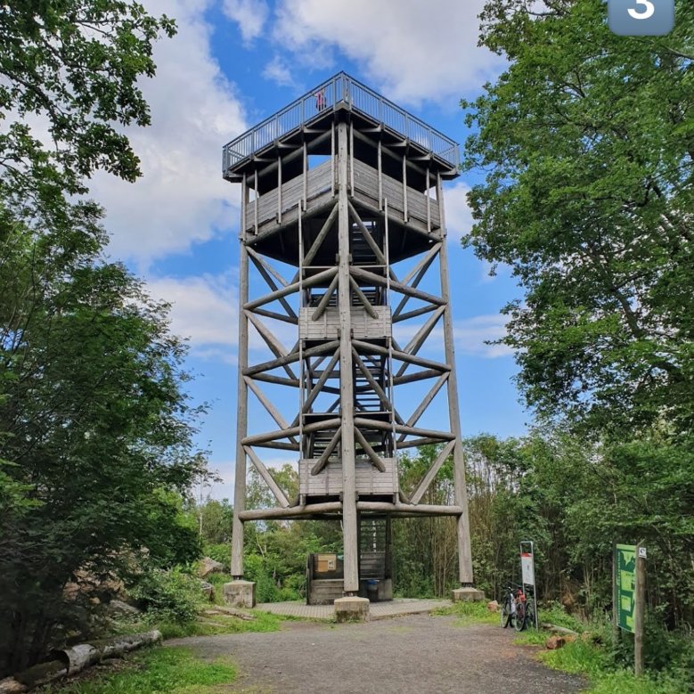 Auf dem Foto sieht man den Aussichtsturm auf dem Winterberg aus der nähe.