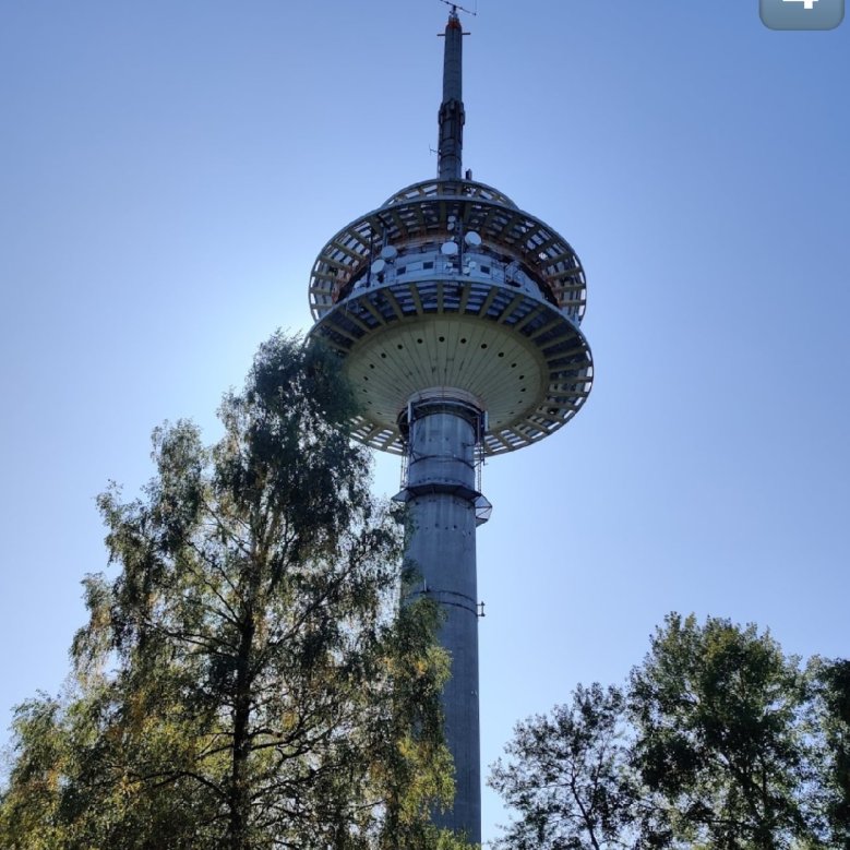 Zu sehen ist der Funkturm auf dem Winterstein von unten.