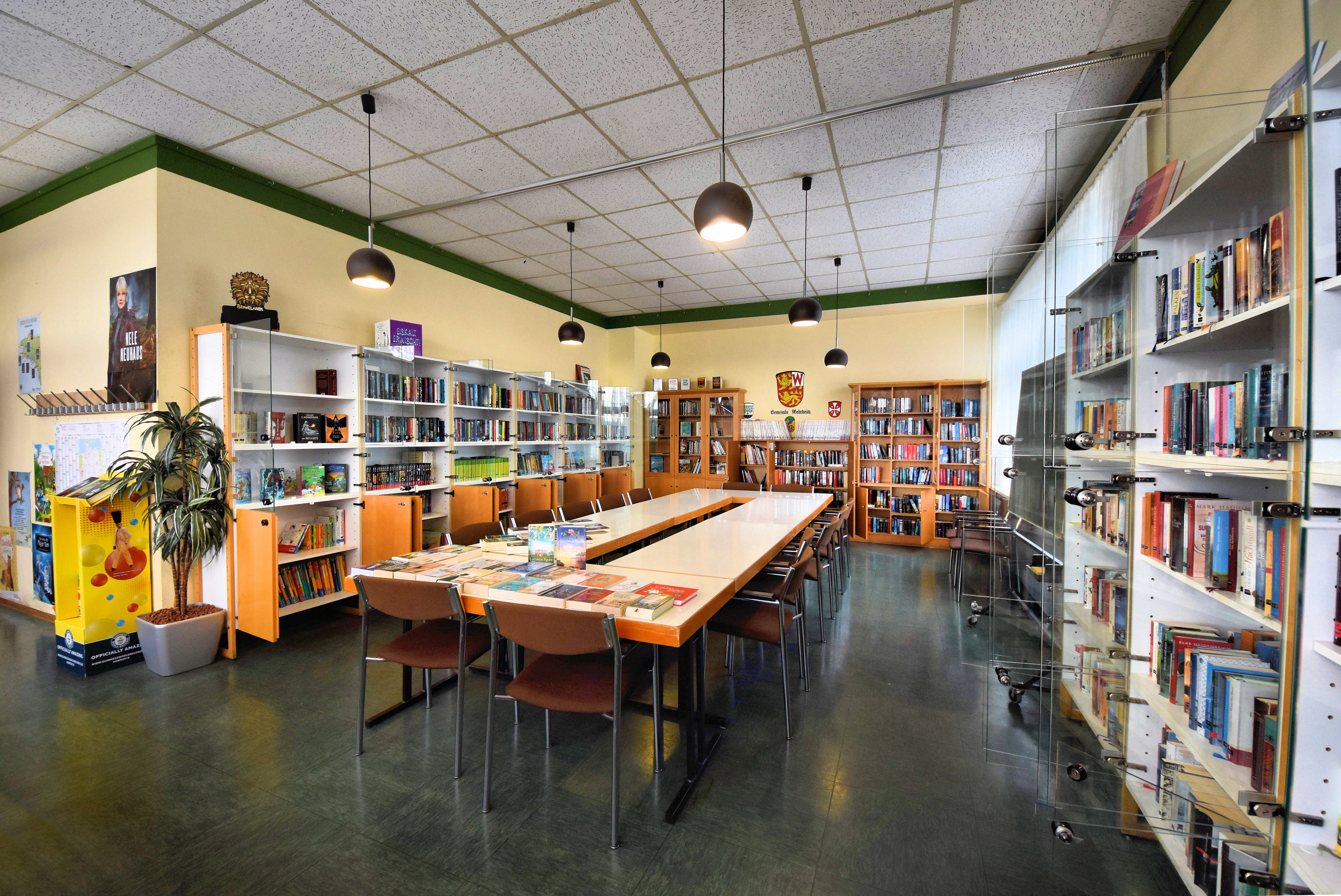 Eine Weitwinkelaufnahme der Wehrheimer Gemeindebücherei.