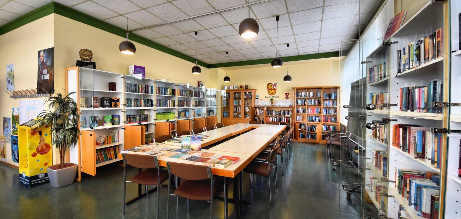 Eine Weitwinkelaufnahme der Wehrheimer Gemeindebücherei.