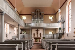 Auf dem Bild zusehen ist die Wehrheimer evangelische Kirche von innen.