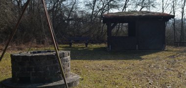 Zu sehen ist eine Hütte des Friedrichsthaler Grillplatz mit einer Grill-/ Feuerstelle