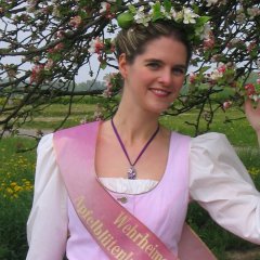 auf dem Bild sieht man die Apfelblütenkönigin 2004/05