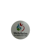 weißer Magent mit dem Logo der Gemeinde Wehrheim