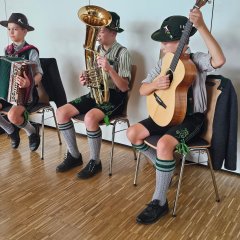 Tag 1, Besuch im Apfeldorf