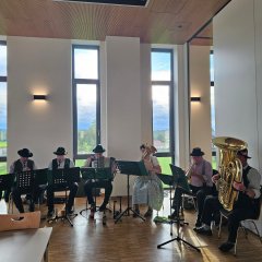 Tag 1, Besuch im Apfeldorf