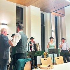 Tag 1, Besuch im Apfeldorf