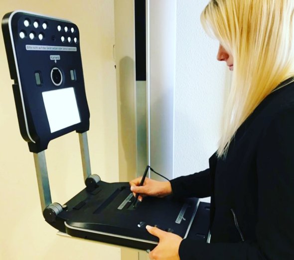 Speed Capture Station Eine Person an einem digitalen Fotoautomaten