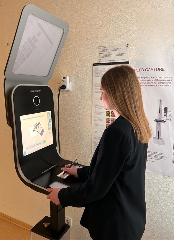 Eine Person an einem digitalen Fotoautomaten