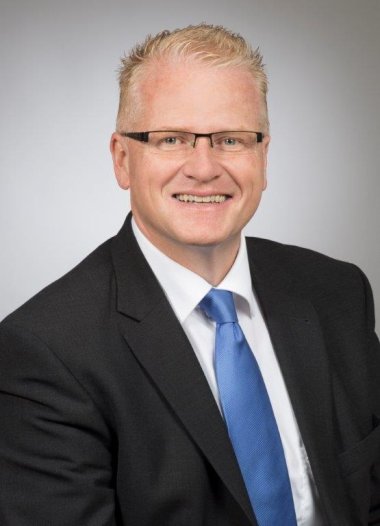 Porträt des Wehrheimer Bürgermeisters Gregor Sommer Wehrheimer Bürgermeister Gregor Sommer lächelt freundlich in die Kamera